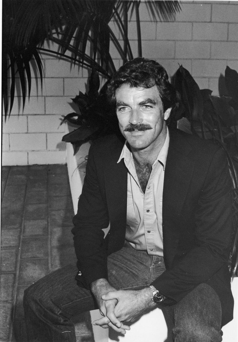 Tom Selleck est assis sur un patio pendant un brunch au Beverly Hilton Hotel, Beverly Hills, Californie, juillet 1981. | Source : Getty Images