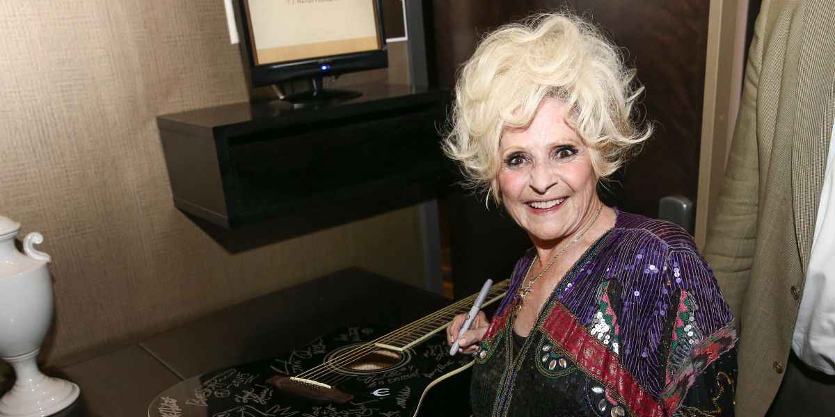 At 13, She Topped the Charts with a Song Everyone Knew & Devoted 6 Decades to Her Husband – Who Is She?