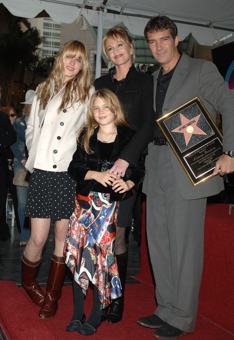 Antonio Banderas et Melanie Griffith avec leurs filles Stella Banderas et Dakota Johnson lors de la cérémonie de son étoile sur le Hollywood Walk of Fame le 18 octobre 2005 ┃Source : Getty Images