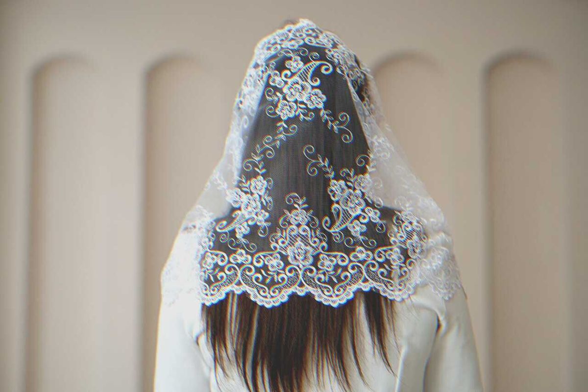 Groom Lifts Bride’s Veil at the Altar and Is Stunned to See Another