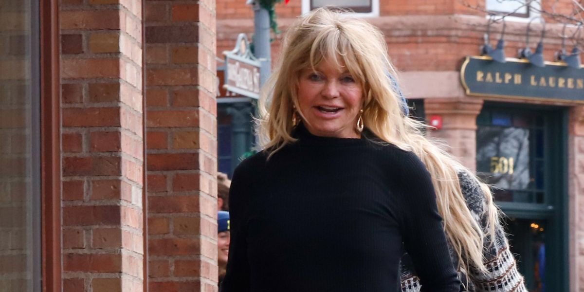 Age Is Just A Number Goldie Hawn 78 Flaunts Figure In Black Swimsuit Inciting Online Buzz 0296