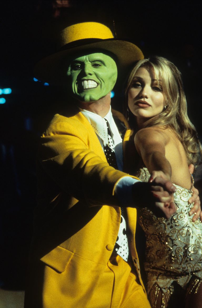Jim Carrey dansant avec Cameron Diaz dans une scène du film "The Mask" en 1994 | Source : Getty Images