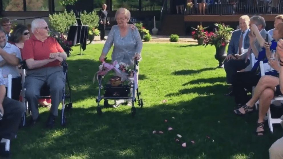 Les gens applaudissent Georgina Arlt alors qu'elle endosse le rôle de fleuriste. | Source : Facebook.com/ABC World News Tonight with David Muir (en anglais)