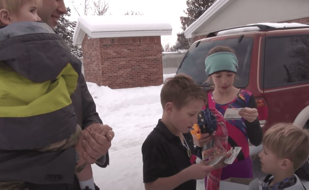 Les enfants de Dakota Nelson ouvrent les cadeaux de leur Père Noël secret. | Source : youtube.com/East Idaho News