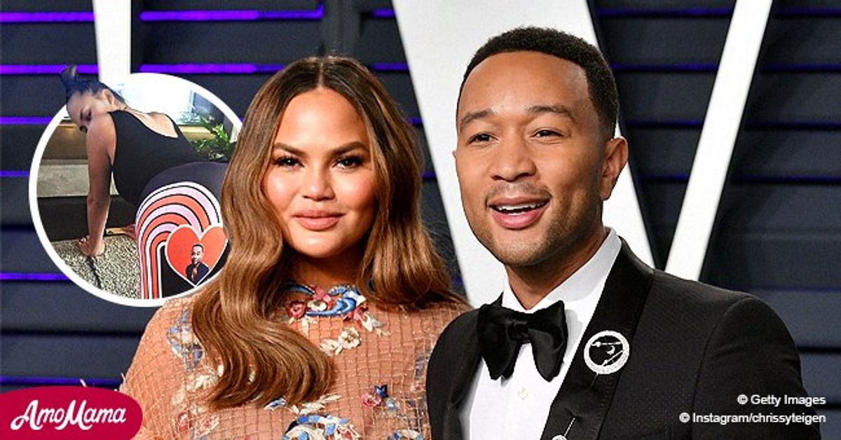 Chrissy Teigen Shows off Leggings She Received with Husband John Legend(01)