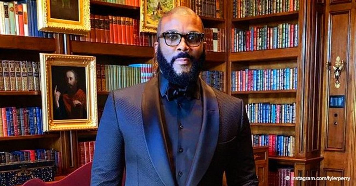 Tyler Perry Gives Away 5,000 Meals to Atlanta Families in Need at a(01)