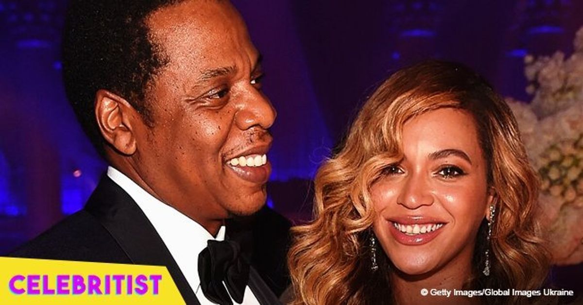 Beyoncé stuns in custom-made Versace ensemble sharing a hug on stage ...