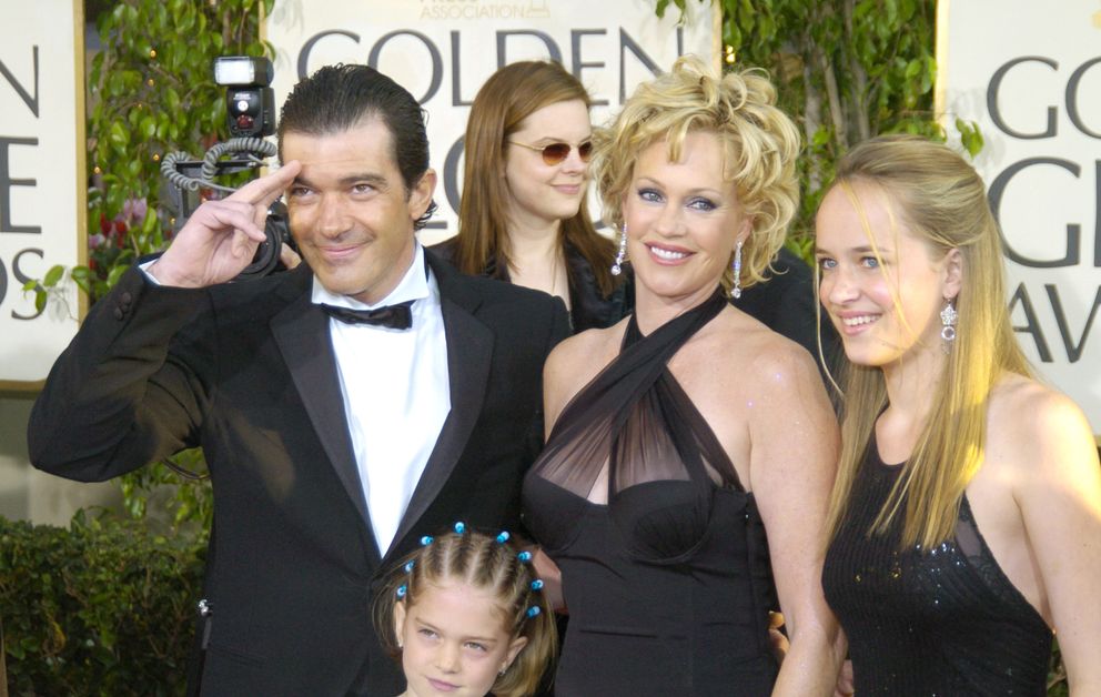 Antonio Banderas, Melanie Griffith et leurs enfants lors de la 61e cérémonie annuelle des Golden Globe Awards - Arrivées à l'hôtel Beverly Hilton à Beverly Hills, Californie | Source : Getty Images
