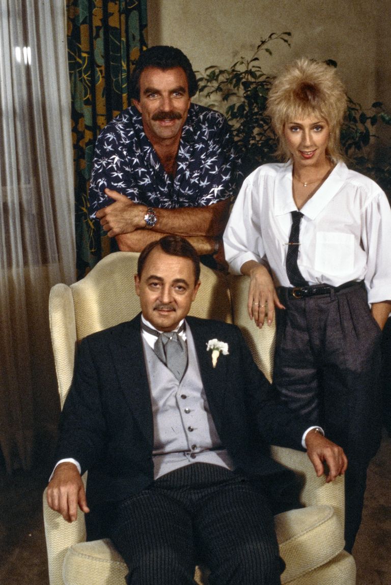Tom Selleck (Magnum), Jillie Mack (Sally Ponting) et John Hillerman (Higgins) dans l'épisode de MAGNUM PI intitulé "Professeur Jonathan Higgins", diffusé le 10 janvier 1985. | Source : Getty Images
