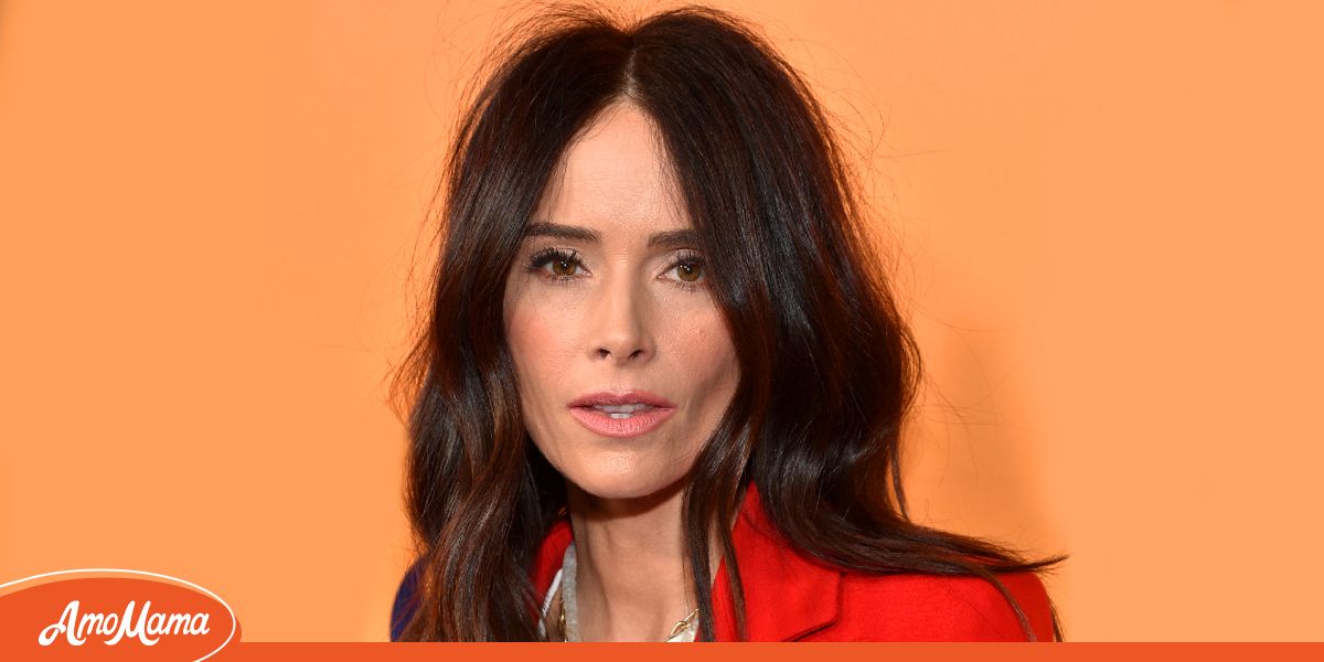 Abigail Spencer Flaunts Cleavage & Looks ‘Flawless’ at 41 in Emerald ...