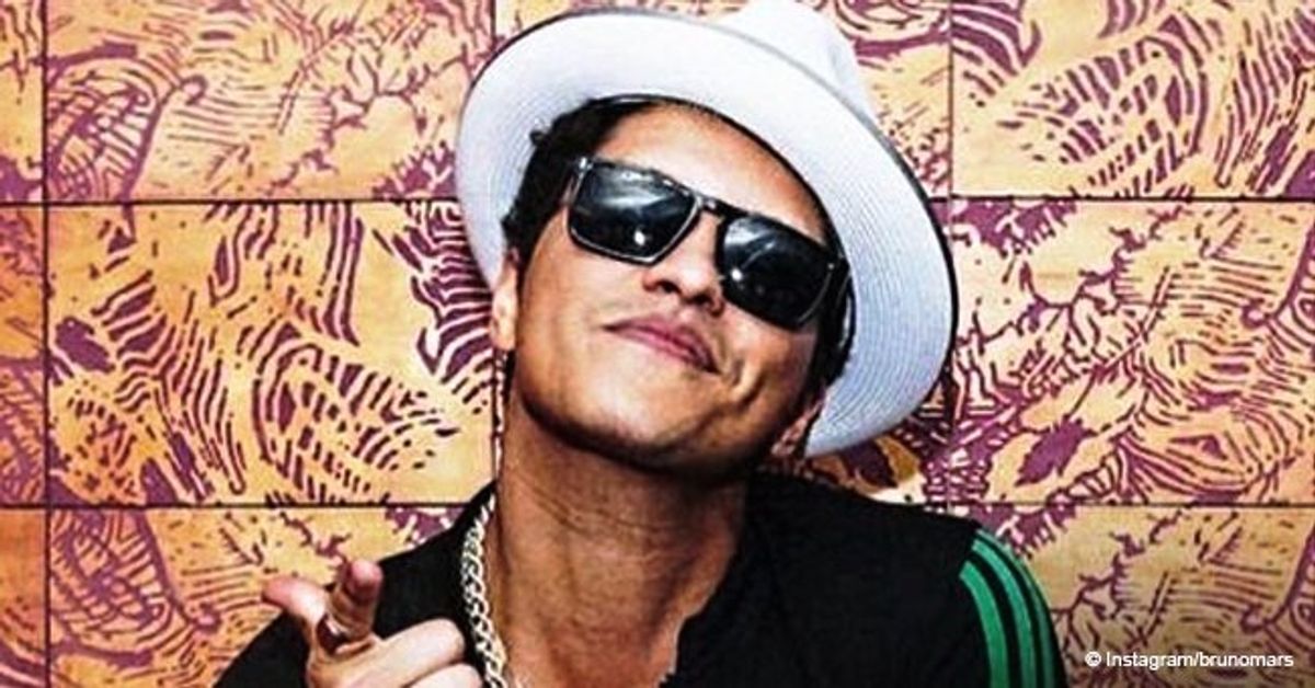 Bruno Mars' girlfriend stuns in bright red swimsuit and red lipstick in ...