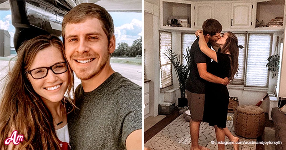 JoyAnna Duggar & Husband Austin Forsyth Kiss after His Return from