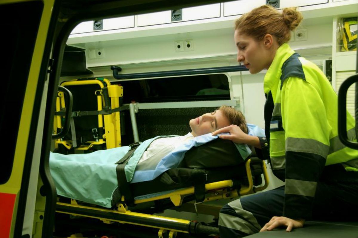 Woman Rescues Man Woman Rescues a Man Who Has Lost His Memory and Lies to Him That She is ...